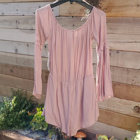 🌟NWT🌟 Forever 21 Crochet Panel Off-Shoulder Romper Long Sleeves Medium Blush - Picture 6 of 8